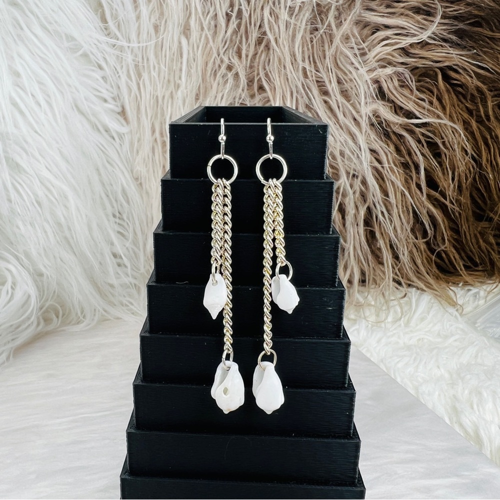 Lightweight, Long Silvertone Chain, White Shell C… - image 3